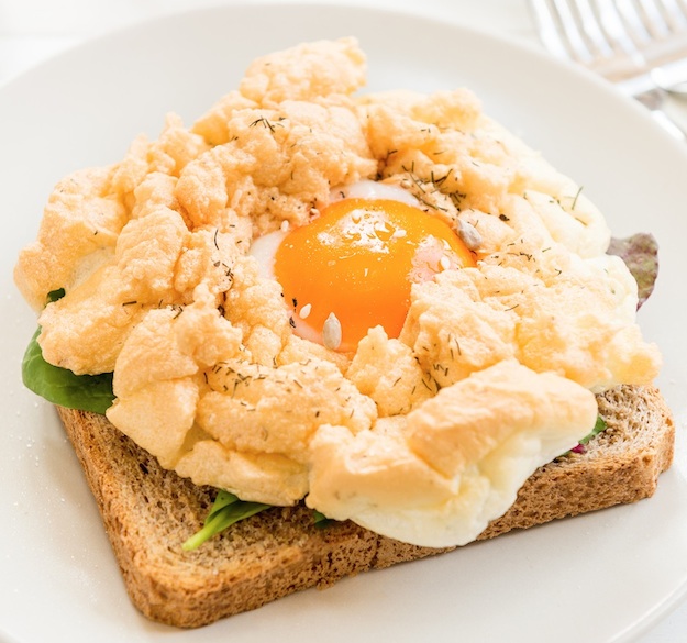 Healthy breakfast idea! Easy cloud eggs on toast recipe. The most fun you'll ever have with eggs! | Instrupix.com