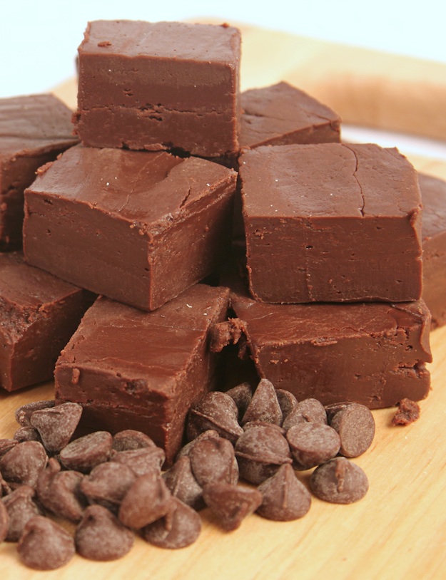 Super easy 2-Ingredient Chocolate Fudge Recipe (quickly made in the microwave or on the stove top). It's so creamy and delicious! The easiest no bake dessert recipe you will ever make... perfect for a crowd! | Instrupix.com