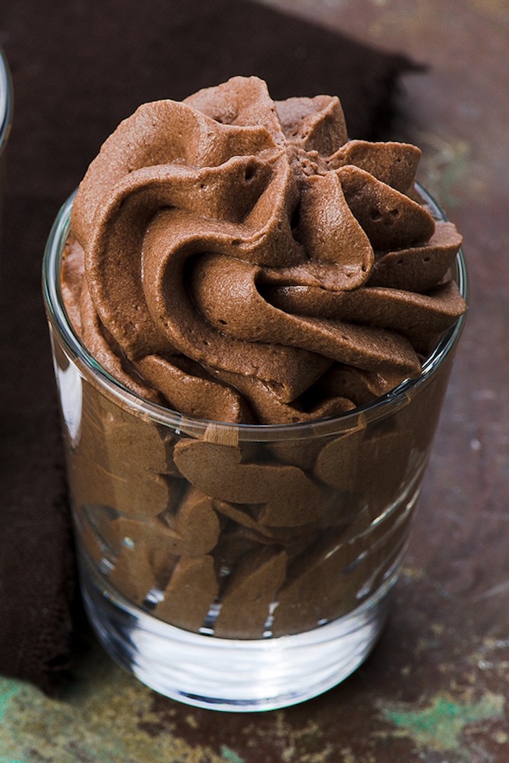 The easiest chocolate mousse you will ever make! All you need are these 4 simple ingredients and a few minutes of your time. It's a super easy dessert recipe for chocolate lovers! Instrupix.com