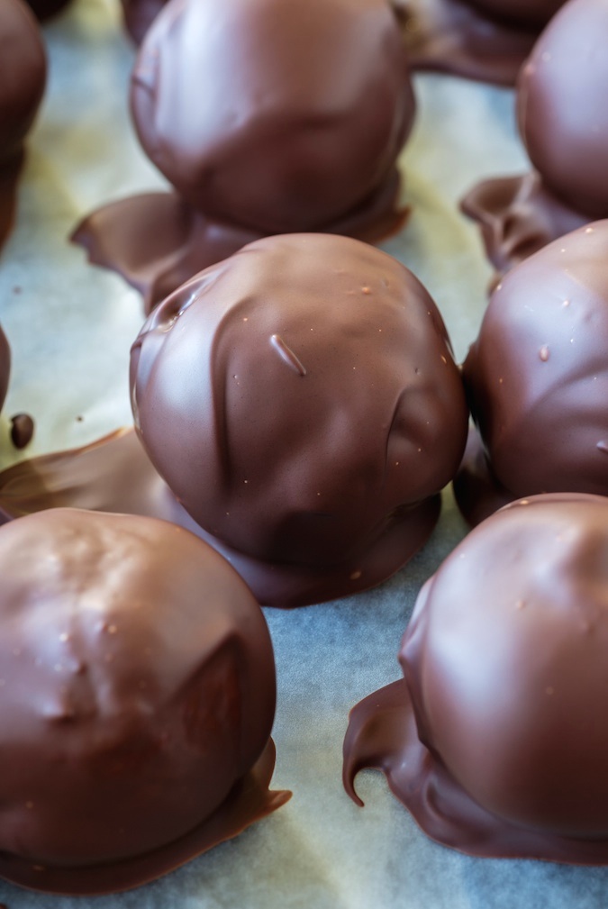 Easy No Bake Peanut Butter Chocolate Truffle Balls (A.K.A Buckeyes).... so simple and delicious! You can't eat just one. Instrupix.com 