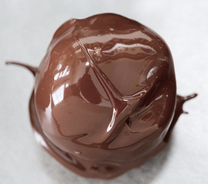 Easy No Bake Peanut Butter Chocolate Truffle Balls (A.K.A Buckeyes).... so simple and delicious! You can't eat just one. Instrupix.com 