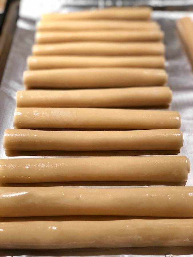 Baked Cream Cheese Rangoon Rolls -- an easy appetizer or snack idea! The most delicious finger food, EVER (tastes like the Panda Express rangoons). Kids and adults love them. Instrupix.com