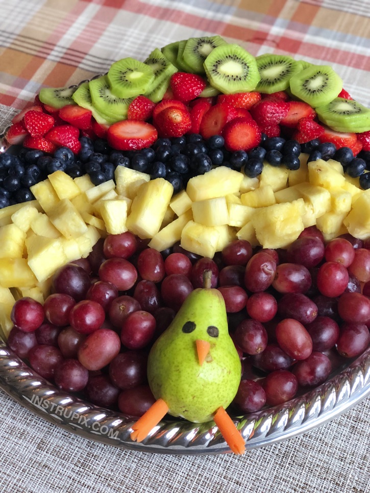 So cute! Easy Turkey Fruit Tray for Thanksgiving. An easy fruit appetizer idea. Kids love it! Instrupix