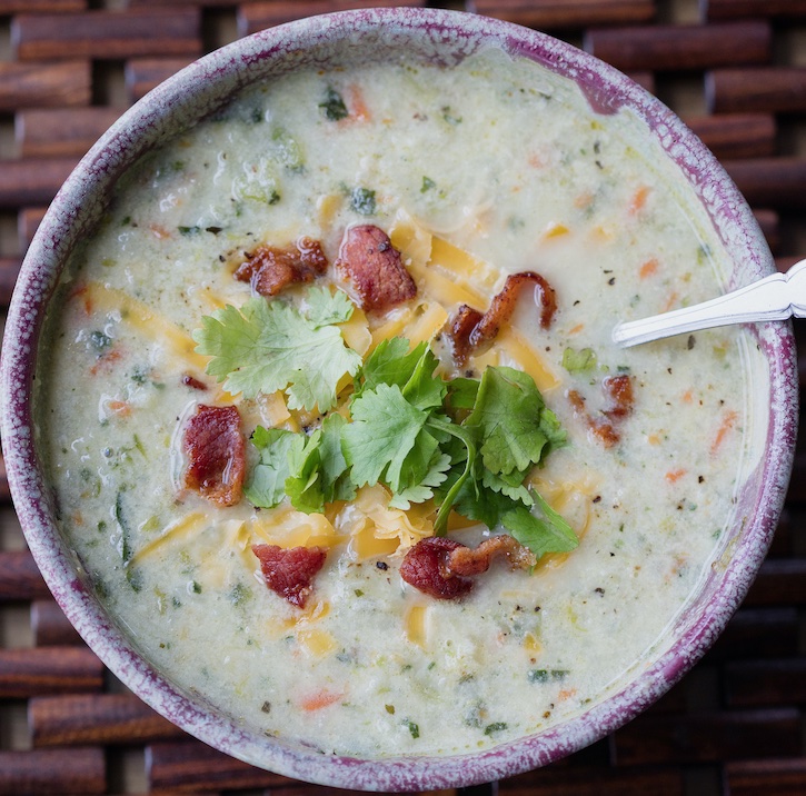 Keto Cauliflower Chowder Soup Recipe (Easy Low Carb Meals) | If you're looking for the best quick and easy keto soup recipes, your search ends here. This low carb cauliflower soup is loaded with fiber! 