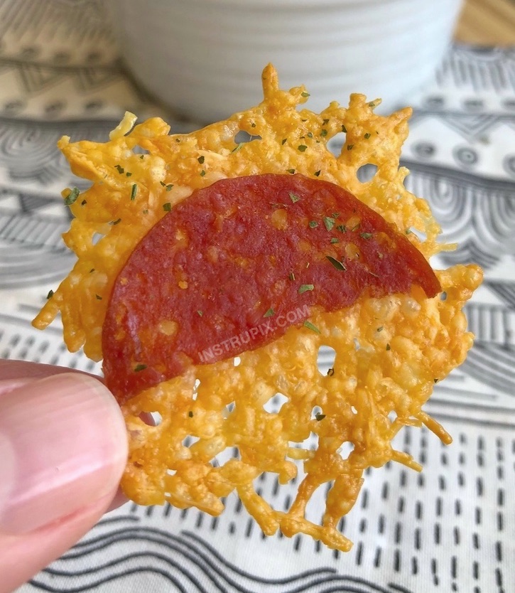 Keto Parmesan Pizza Crisps (the BEST low carb snack idea for on the go!) So quick and easy. | Instrupix
