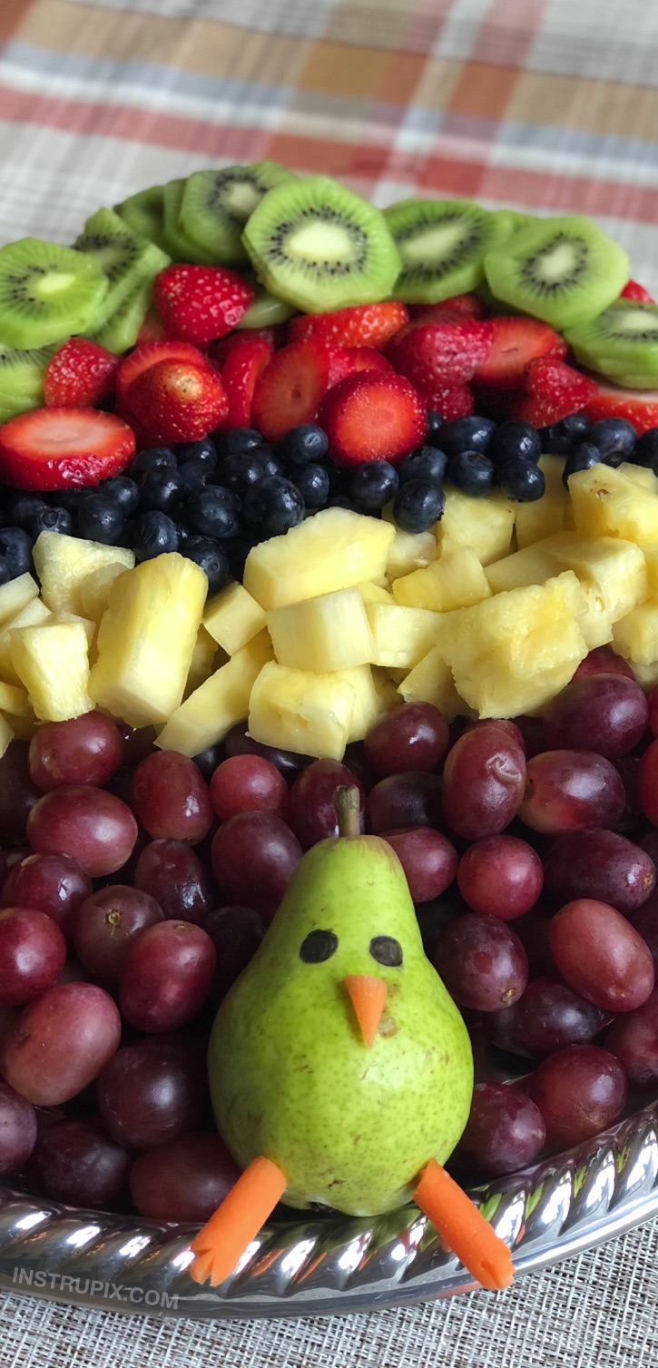 Thanksgiving Table Display Idea: Turkey Fruit Tray! Such a fun and easy idea! How to make a turkey fruit platter. | Instrupix