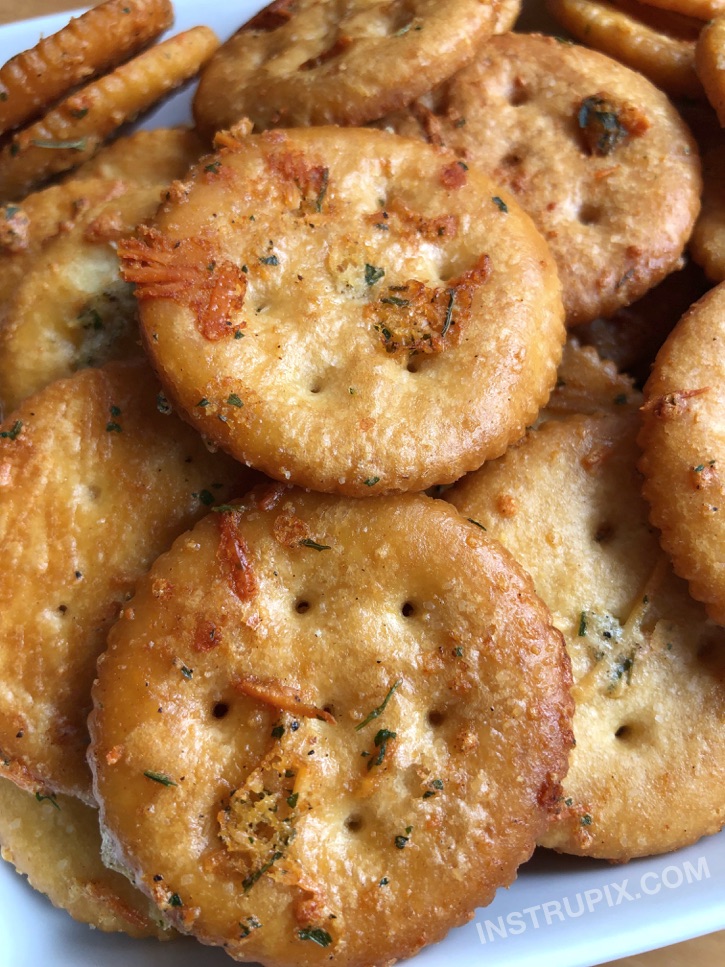 Zesty Baked Ritz Crackers -- These are SO GOOD!! Bake them with butter and ranch seasoning mix. It really makes a big difference. | Instrupix