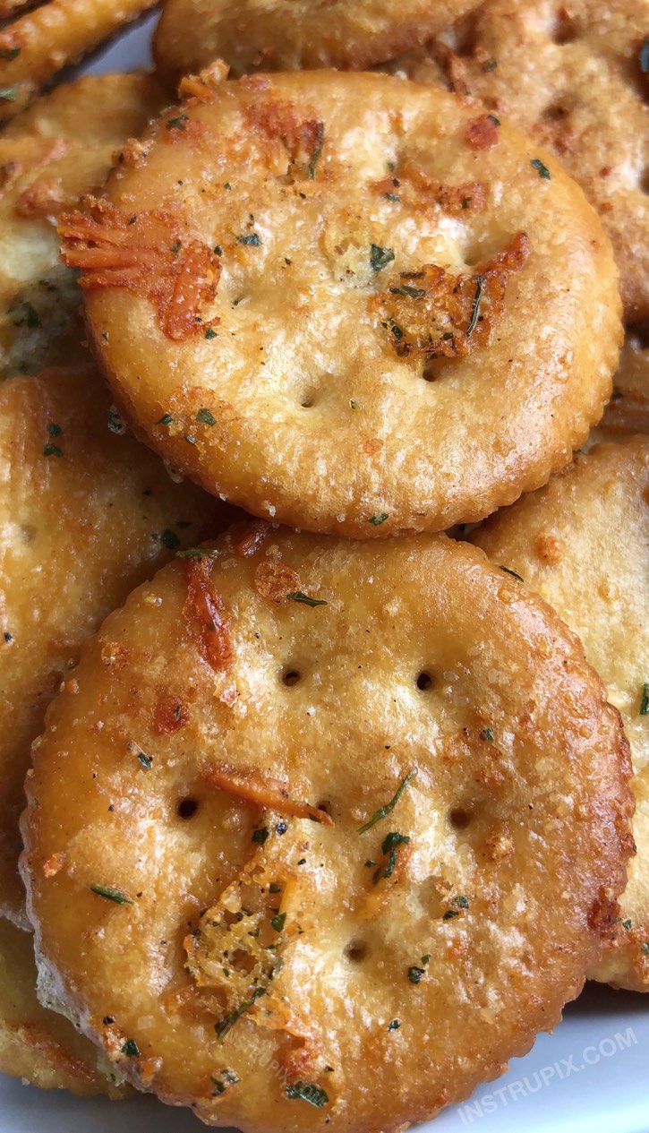 Zesty Baked Ritz Crackers -- SO GOOD!! (made with butter, ranch seasoning mix and parmesan). These are a family favorite snack idea, the kids love them. They are also great for parties. Perfect served with cheese or deli meat. | Instrupix