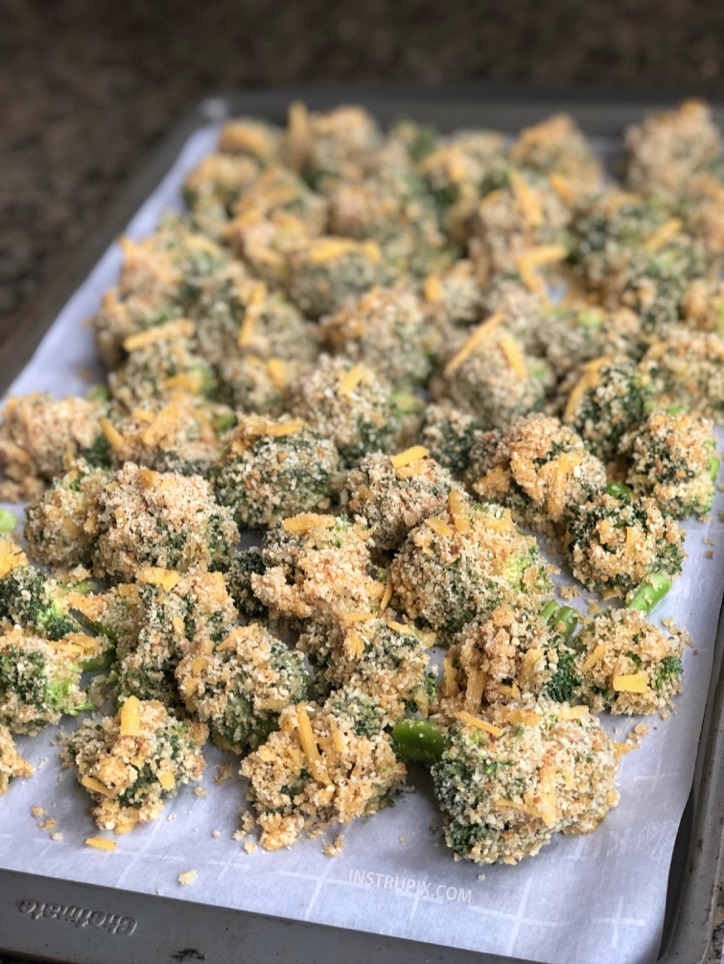 Crispy Cheese Baked Broccoli - This healthy broccoli side dish goes well with everything! The broccoli is roasted with bread crumbs and cheese, and so tasty it can be served as a snack or appetizer. The best finger food! Super quick and easy, too. #instrupix #broccoli #sidedish #appetizer #cheese #healthy