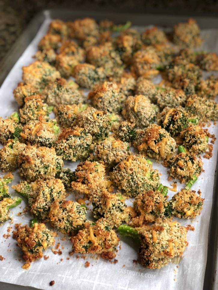 Crispy Cheese Baked Broccoli - This healthy broccoli side dish goes well with everything! The broccoli is roasted with bread crumbs and cheese, and so tasty it can be served as a snack or appetizer. The best finger food! Kids love it. Super quick and easy, too. #instrupix #broccoli #sidedish #appetizer #cheese #healthy