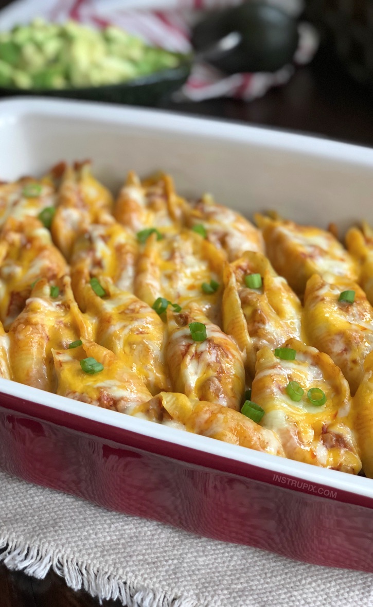 Taco Stuffed Shells Recipe (a Mexican inspired dinner idea). Cheap and easy dinner recipe for the family! Great for kids and picky eaters. This budget friendly main dish is always a hit! Made with ground beef, cream cheese, pasta shells and sauce. Super quick and simple to make! #maindish #dinnerideas #tacostuffedshells #instrupix
