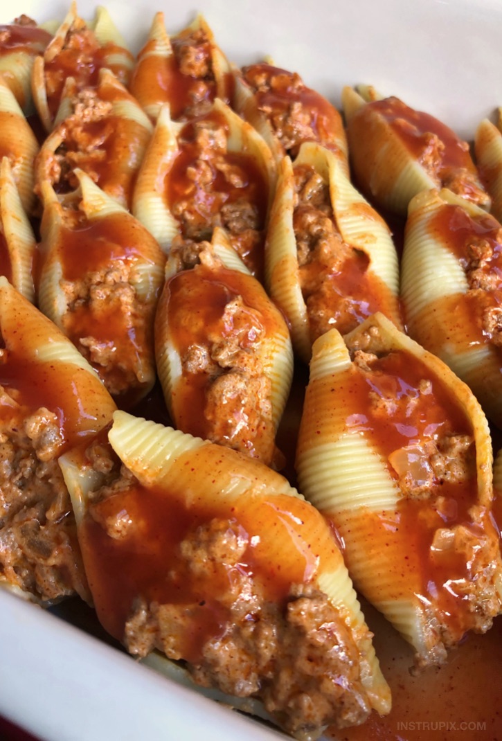 Taco Stuffed Shells Recipe (a Mexican inspired dinner idea). Cheap and easy dinner recipe for the family! Great for kids and picky eaters. This budget friendly main dish is always a hit! Made with ground beef, cream cheese, pasta shells and sauce. Super quick and simple to make! #maindish #dinnerideas #tacostuffedshells #instrupix