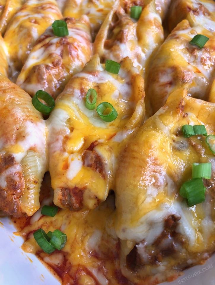 Taco Stuffed Shells Recipe (a Mexican inspired dinner idea). Cheap and easy dinner recipe for the family! Great for kids and picky eaters. This budget friendly main dish is always a hit! Made with ground beef, cream cheese, pasta shells and sauce. Super quick and simple to make! #maindish #dinnerideas #tacostuffedshells #instrupix