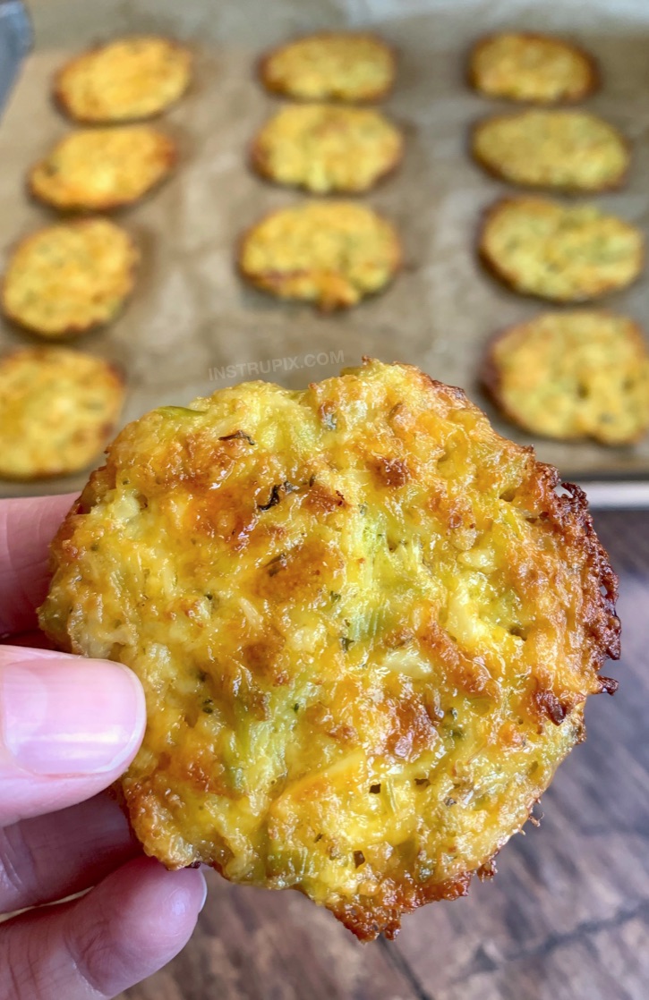 Looking for quick and easy low carb snack ideas? These keto broccoli cheddar rounds are crispy and delicious! They are also made with just 5 simple ingredients. #keto #lowcarb #instrupix 