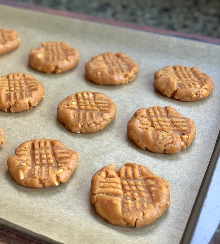 Easy keto and low carb peanut butter cookies recipe. 