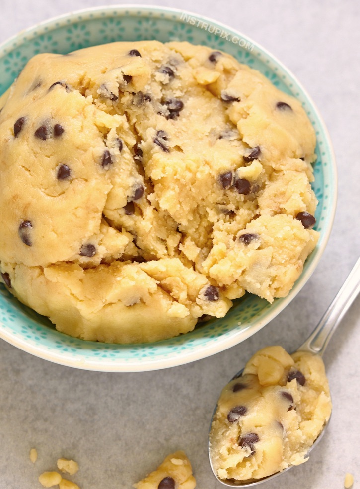 Keto Cookie Dough Recipe -- A super easy low carb dessert idea! No bake, ketogenic and delicious.