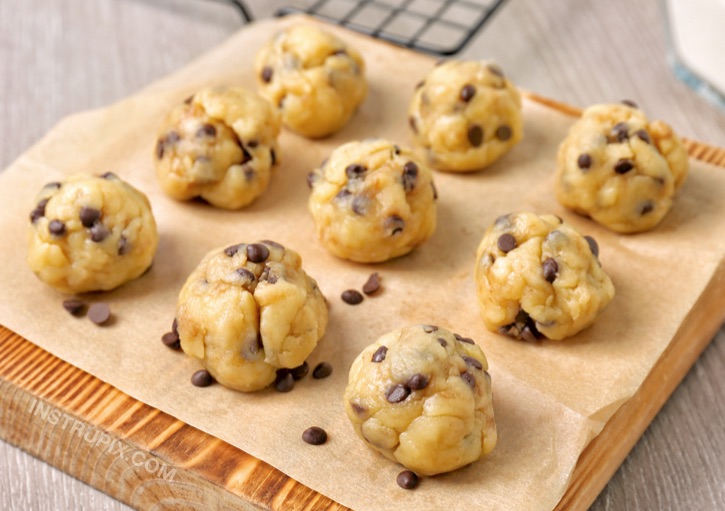 Keto Cookie Dough Fat Bombs Recipe - Quick, easy and no baking required. Amazing low carb sweet treats. Great for curbing your sweet tooth! If you're looking for easy keto desserts to make, you've got to try these cream cheese cookie dough fat bombs.