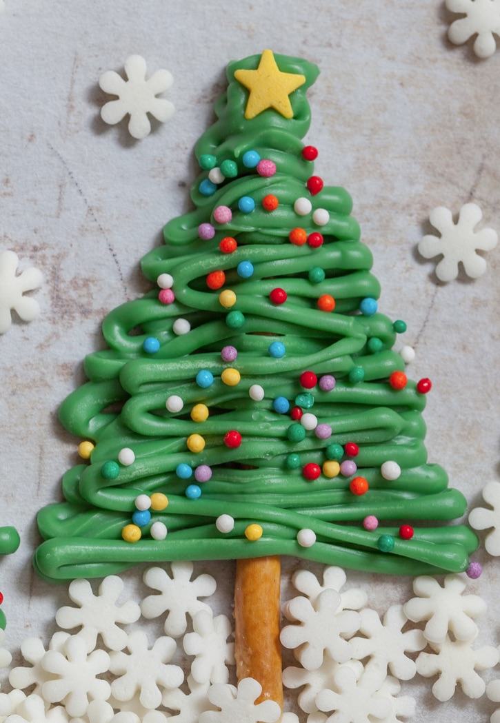 Easy Christmas Tree Cupcake Toppers made with just pretzel sticks, candy melts and sprinkles. A super cute and fun Christmas cupcake decoration idea for beginners! So simple and just a few ingredients. Perfect for any xmas party. 