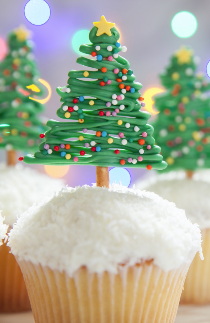 Quick and easy Christmas cupcake idea: Christmas Tree Cupcake Toppers made with pretzels! A simple decoration idea for the holidays! Great for table displays, too.