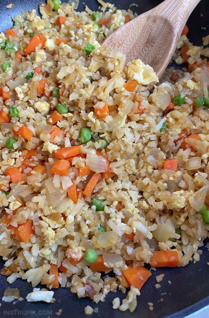 Keto Cauliflower Fried Rice (A super quick and easy low carb dinner recipe!). Healthy and vegetarian. 