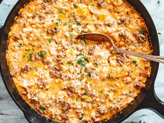 Easy Low Carb Ground Beef Dinner Recipes - The best cheesy ground beef cauliflower rice skillet! So simple to make with just a few cheap ingredients.