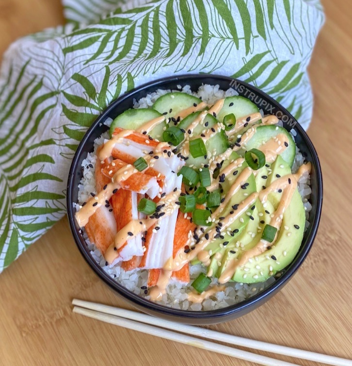 Keto Meal Prep Lunch Ideas For Work -- Low carb make ahead sushi bowls made with frozen cauliflower rice! A quick and easy low carb, no cook lunch or dinner recipes. Great for last minute meals served cold!