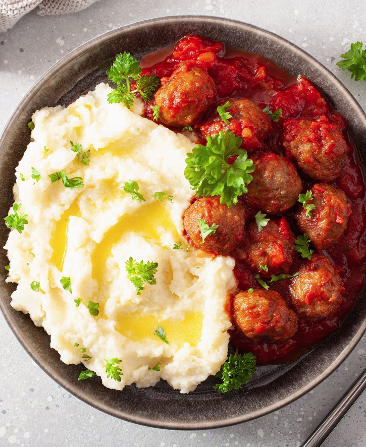 Quick & Easy Mashed Cauliflower Made With Fresh or Frozen Cauliflower | A simple keto friendly and low carb side dish for dinner! Goes well with steak, chicken, pork, bbq, salmon and more. A family favorite! Even my kids like it. 