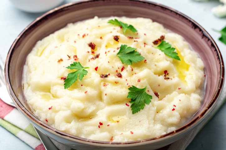 Creamy Garlic Mashed Cauliflower (made with fresh or frozen cauliflower!) My favorite low carb side dish for dinner. Great for meal prepping! This keto friendly and healthy side dish goes well with chicken, steak, salmon, bbq and more.