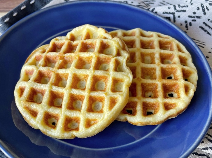 Keto & Low Carb Chaffles Without Cheese | A super quick and easy way to make keto friendly sandwich bread, burger buns, waffles and more!