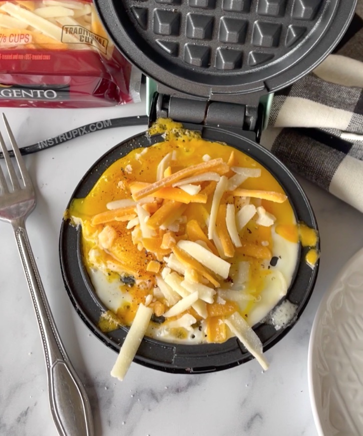 Making A Scrambled Egg In A Dash Mini Griddle 