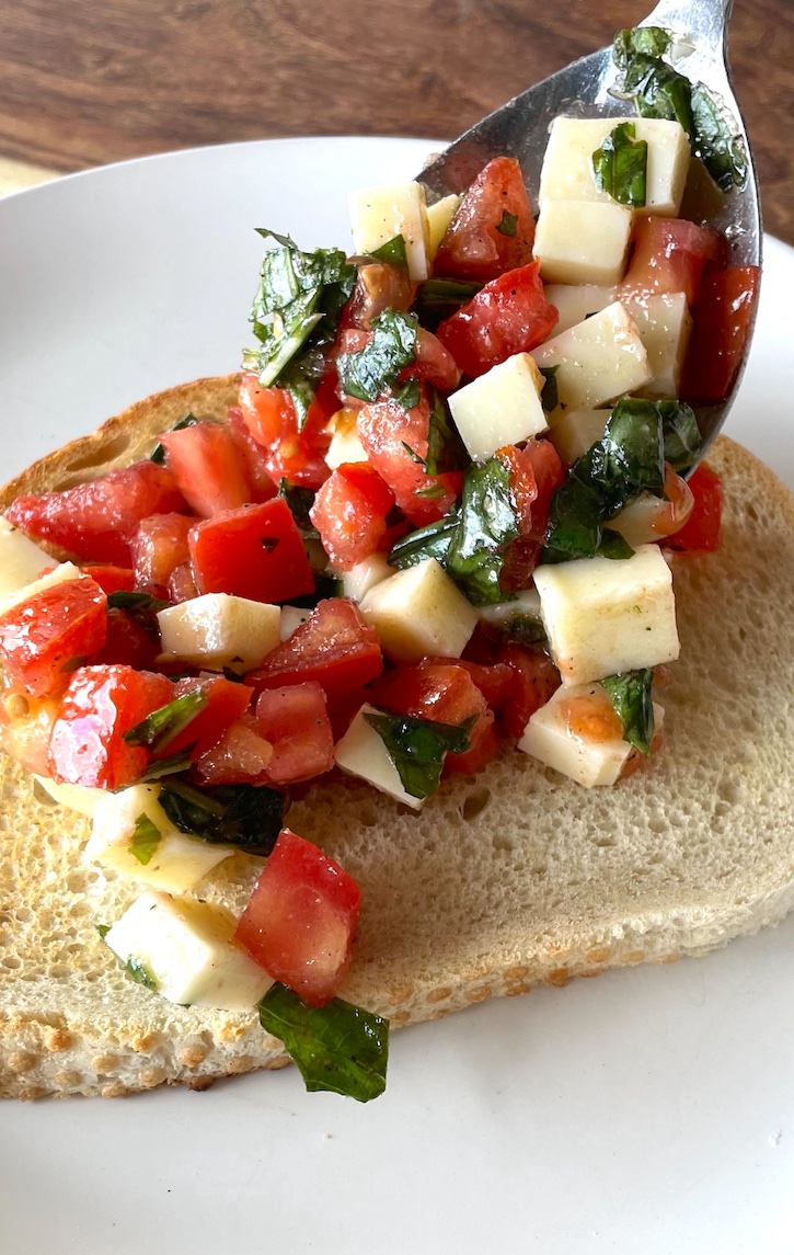 Are you looking for quick and easy vegetarian meals to make? You've got to try caprese toast! It's super yummy, fresh, healthy and very filling. My family loves it! Try this recipe for meatless Monday. No baking required! 