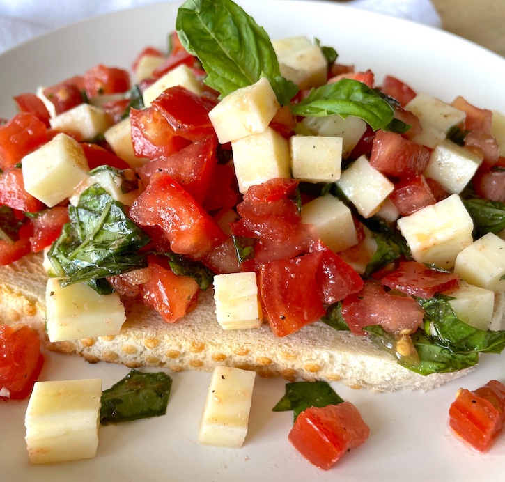 Easy Chopped Caprese Toast | An easy no-bake light lunch or dinner! This filling recipe is naturally vegetarian and made with healthy ingredients. 