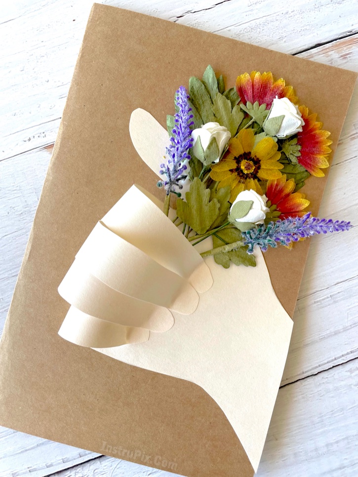 DIY Flower Bouquet Card | An easy and cheap homemade gift idea for mom and grandma! It's so easy to make with just paper, glue, scissors and the flowers of your choice. You can use faux, dried or even make your own flowers with constructions paper. I love this simple spring time craft! It's great for kids of all ages, as well as crafty adults. 