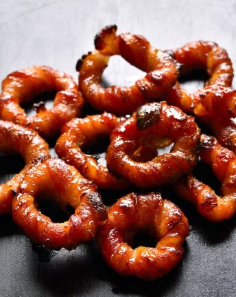 Delicious oven baked or air fried bacon onion rings brushed with bbq sauce.
